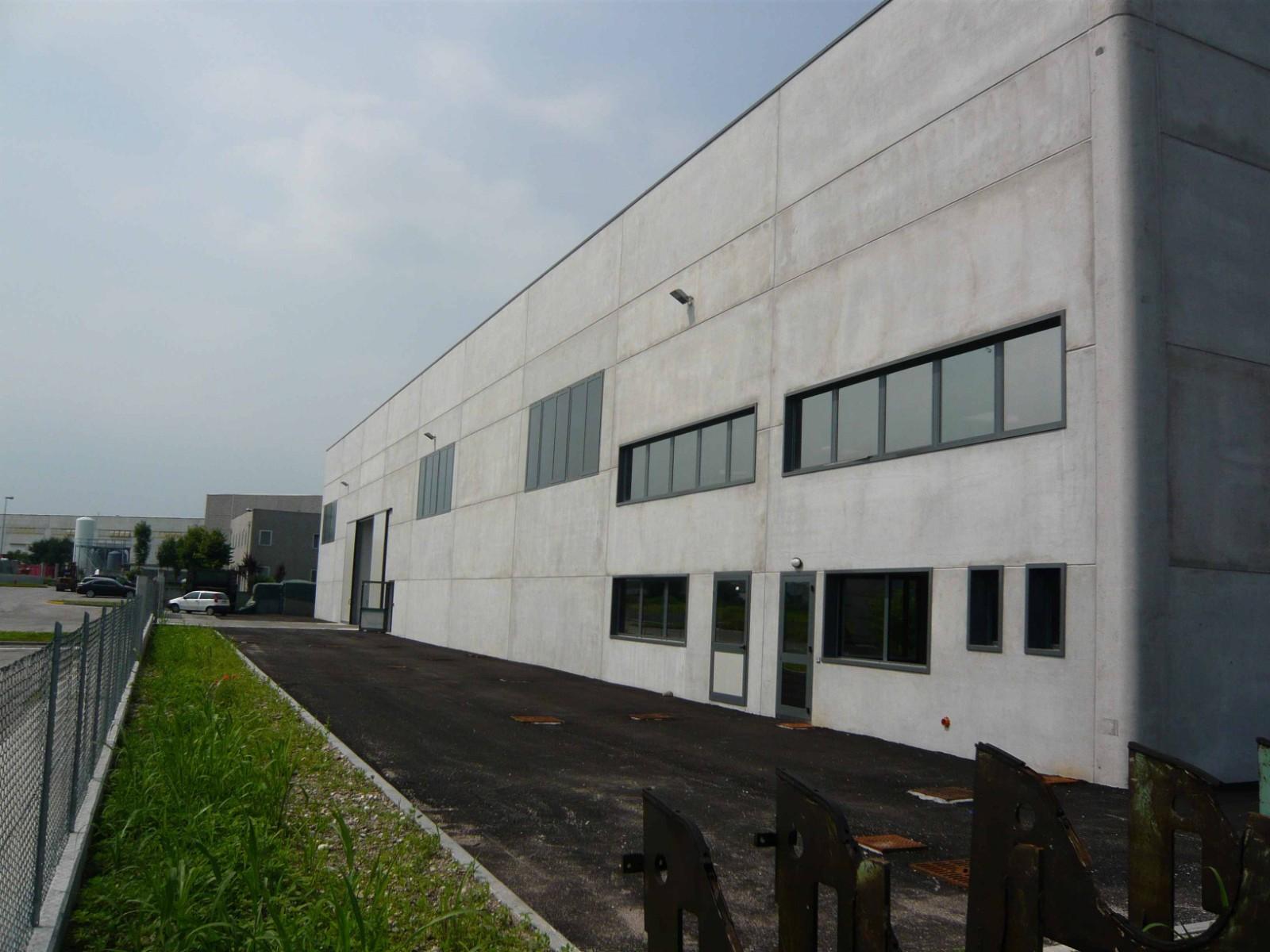 Capannone disponibile da Settembre 2026   Superfice di circa 1.900 mq + 500 mq edificabili  su un area di 5.000 mq