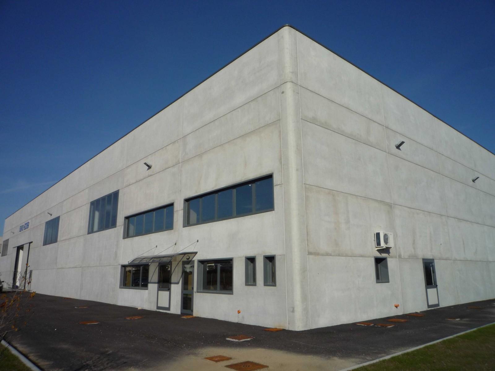 Capannone disponibile da Settembre 2026   Superfice di circa 1.900 mq + 500 mq edificabili  su un area di 5.000 mq