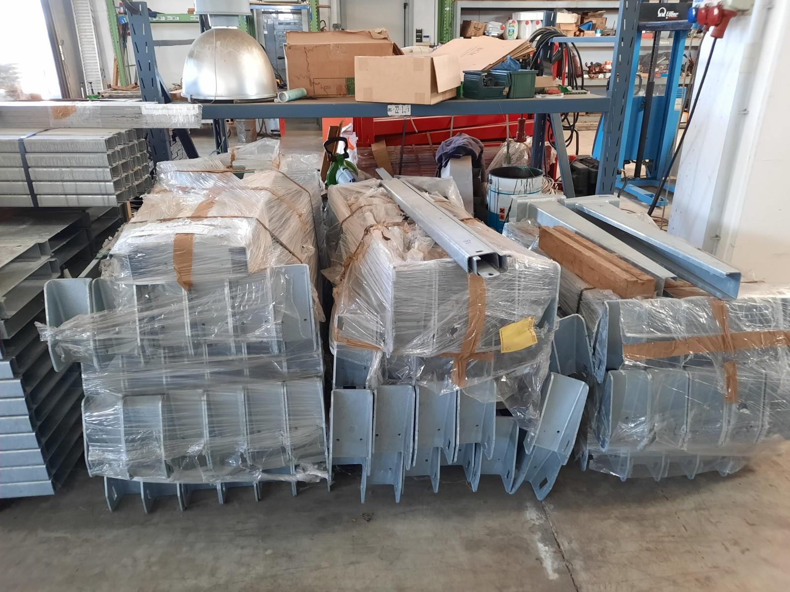 36 colonne cantilever bifronte h 5000 mm con basi 1000+1000