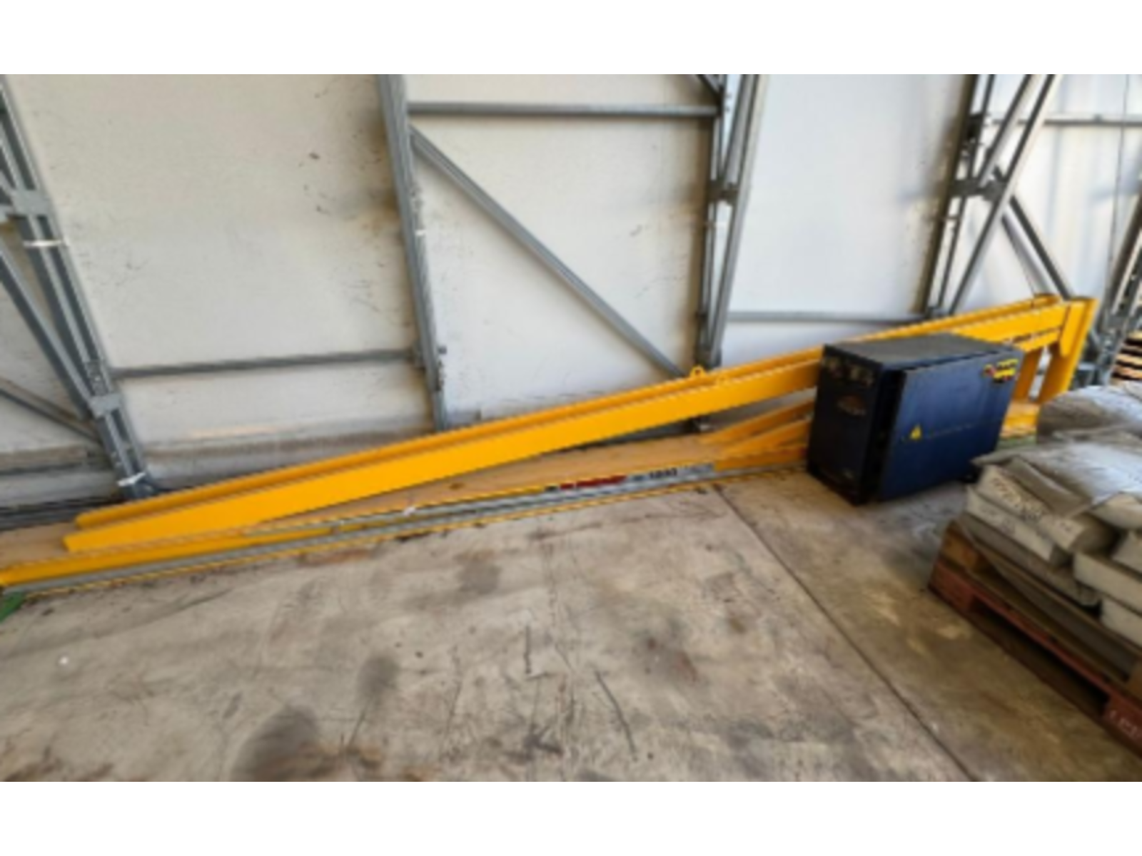 2 gru a colonna 1000kg + ventosa