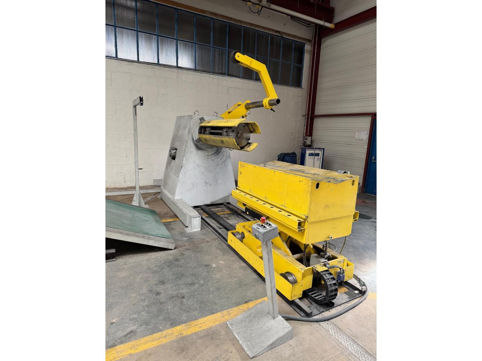 LINEA DI PUNZONATURA DALCOS PER CARTELLI STRADALI