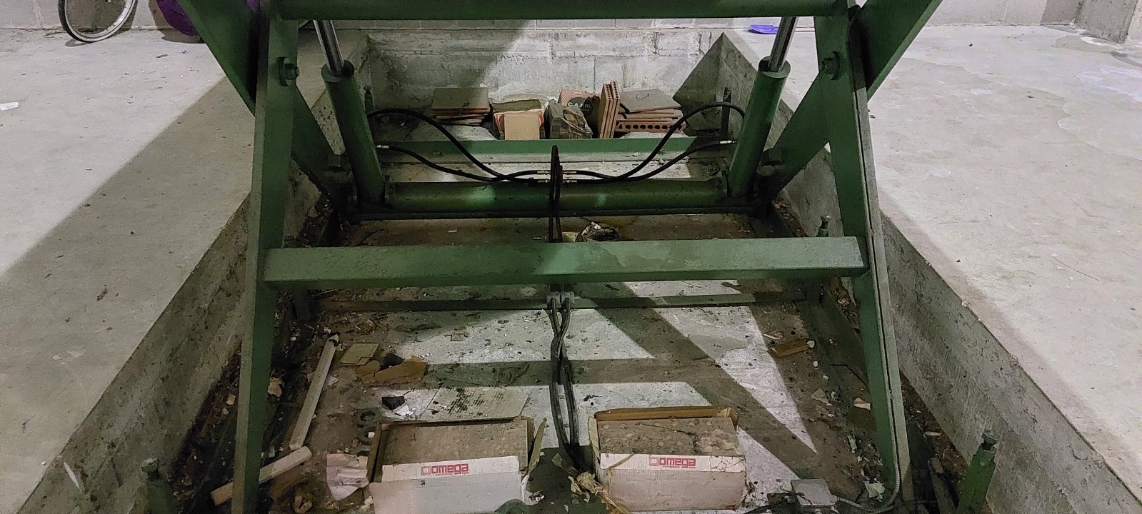 PIATTAFORMA A PANTOGRAFO MARCA RINO TULLIS PER CARICO/ SCARICO
