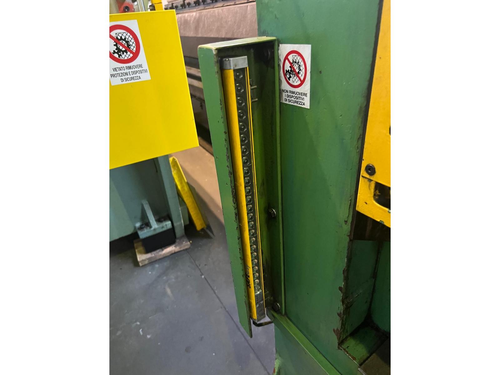 PRESSA IDRAULICA NAVA A 2 SPALLE DA 200 TON