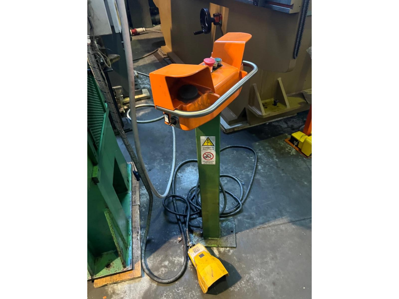 PRESSA IDRAULICA NAVA A 2 SPALLE DA 200 TON