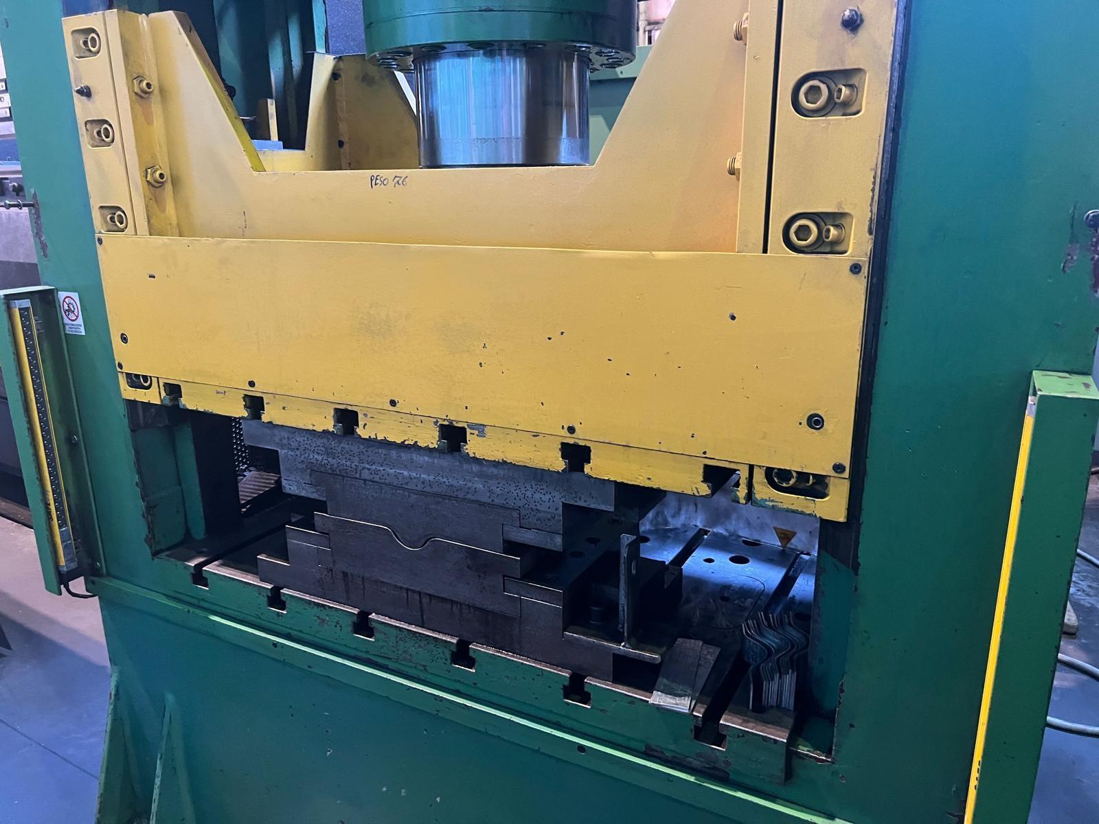 PRESSA IDRAULICA NAVA A 2 SPALLE DA 200 TON