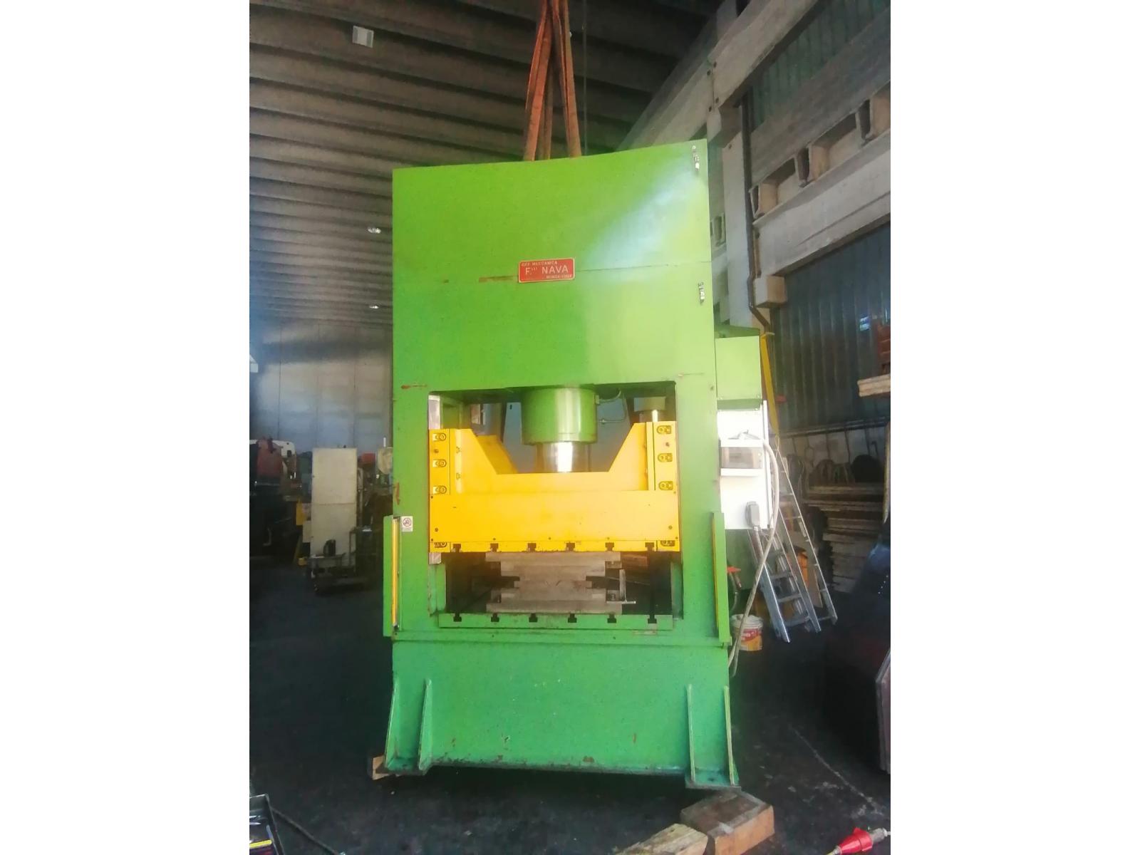 PRESSA IDRAULICA NAVA A 2 SPALLE DA 200 TON