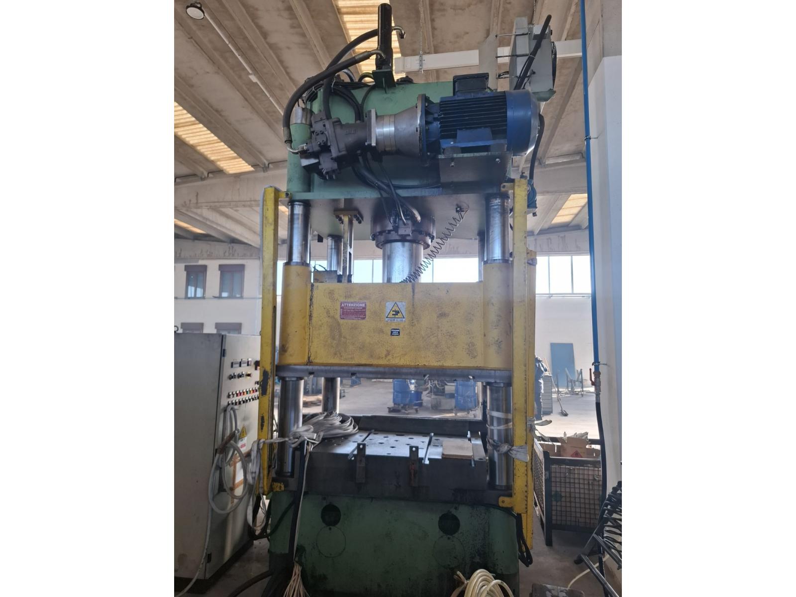 PRESSA OLEODINAMICA CAVANI & GOLDONI Ton. 300