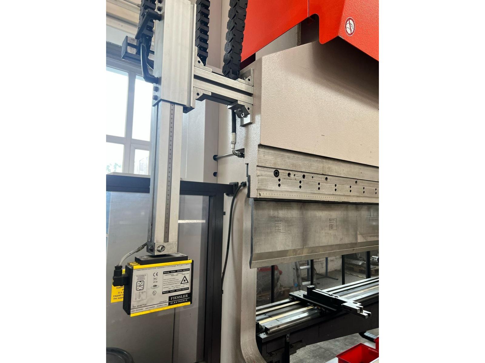 PRESSA PIEGATRICE 620×400 TON BYSTRONIC 8/10 ASSI