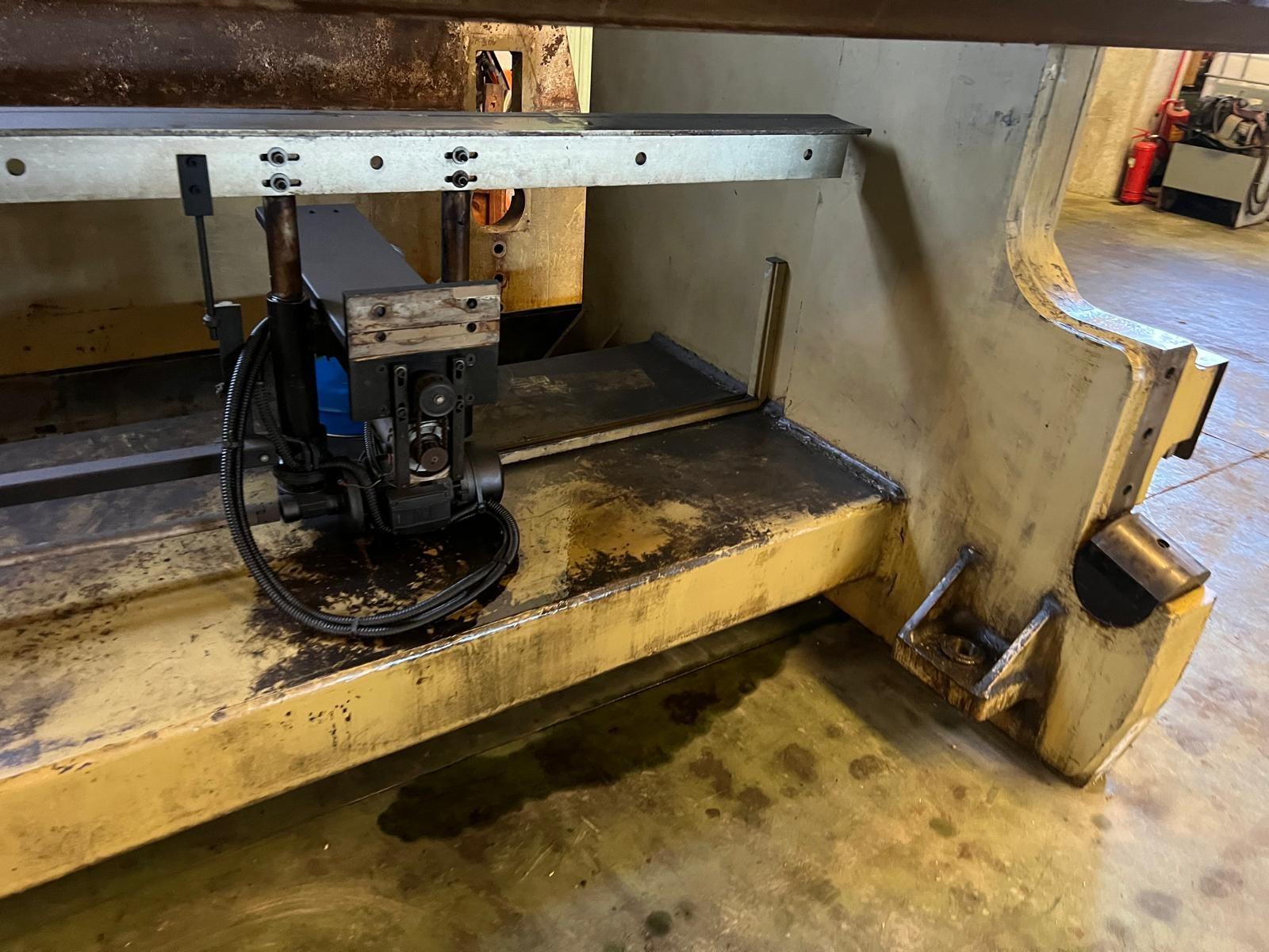 PRESSA PIEGATRICE FARINA 320/60 DA 6050 MM