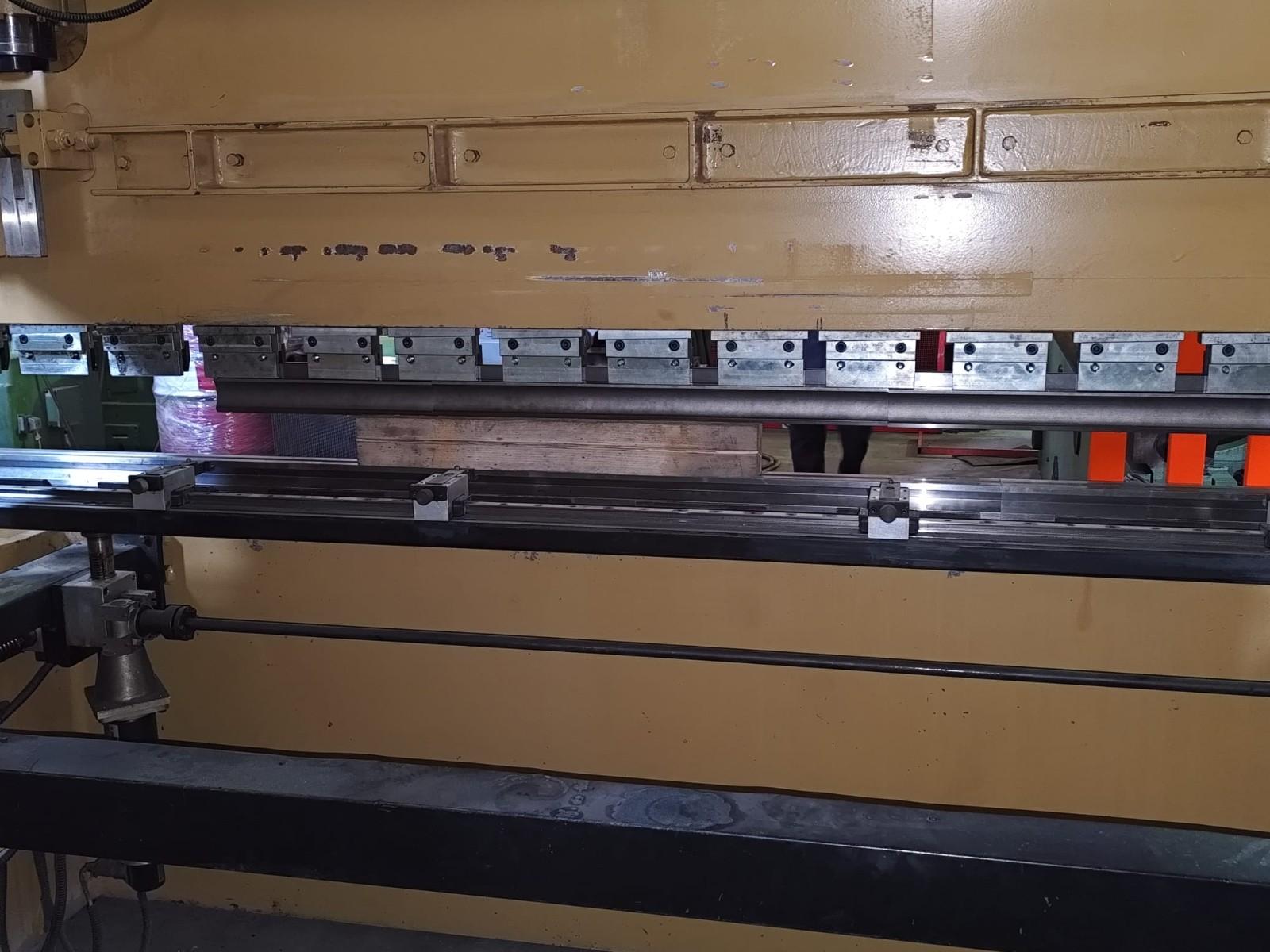 PRESSA PIEGATRICE FARINA da 80 Ton x 3 mt.