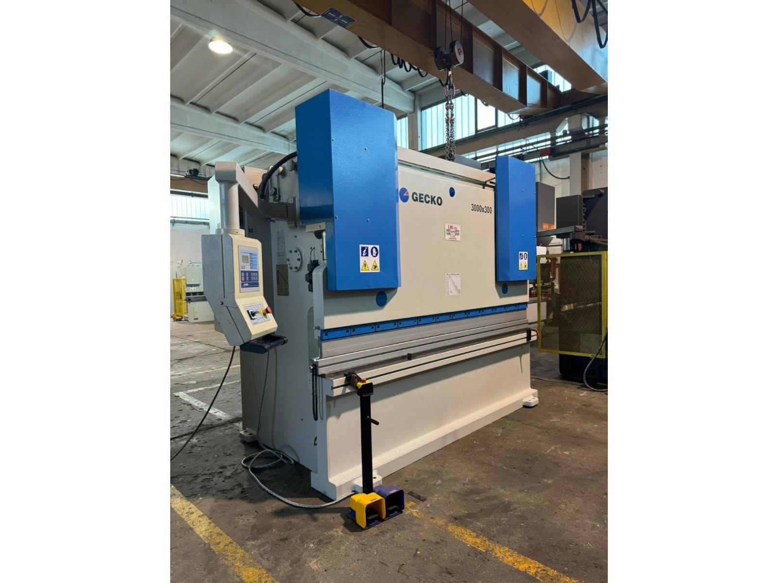 PRESSA PIEGATRICE GEKO  3000x300 TON