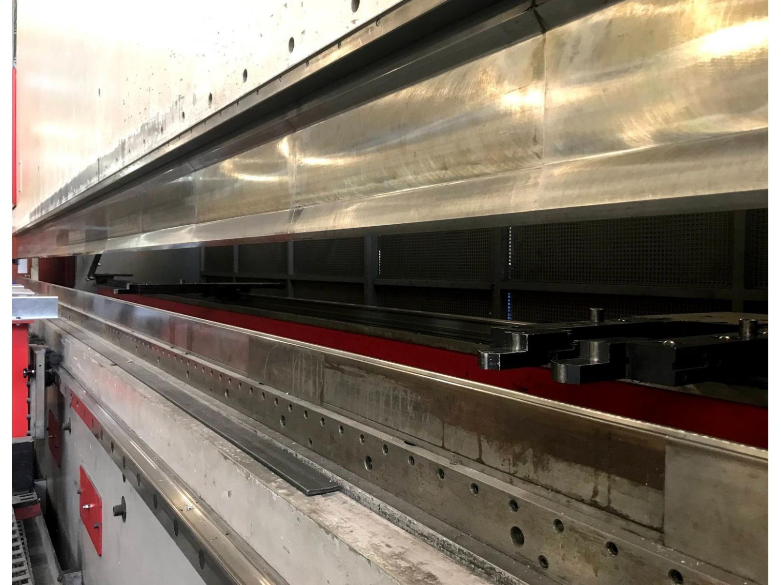Pressapiegatrice Beyeler del 2002 a cnc 7.200 mm x 200  ton