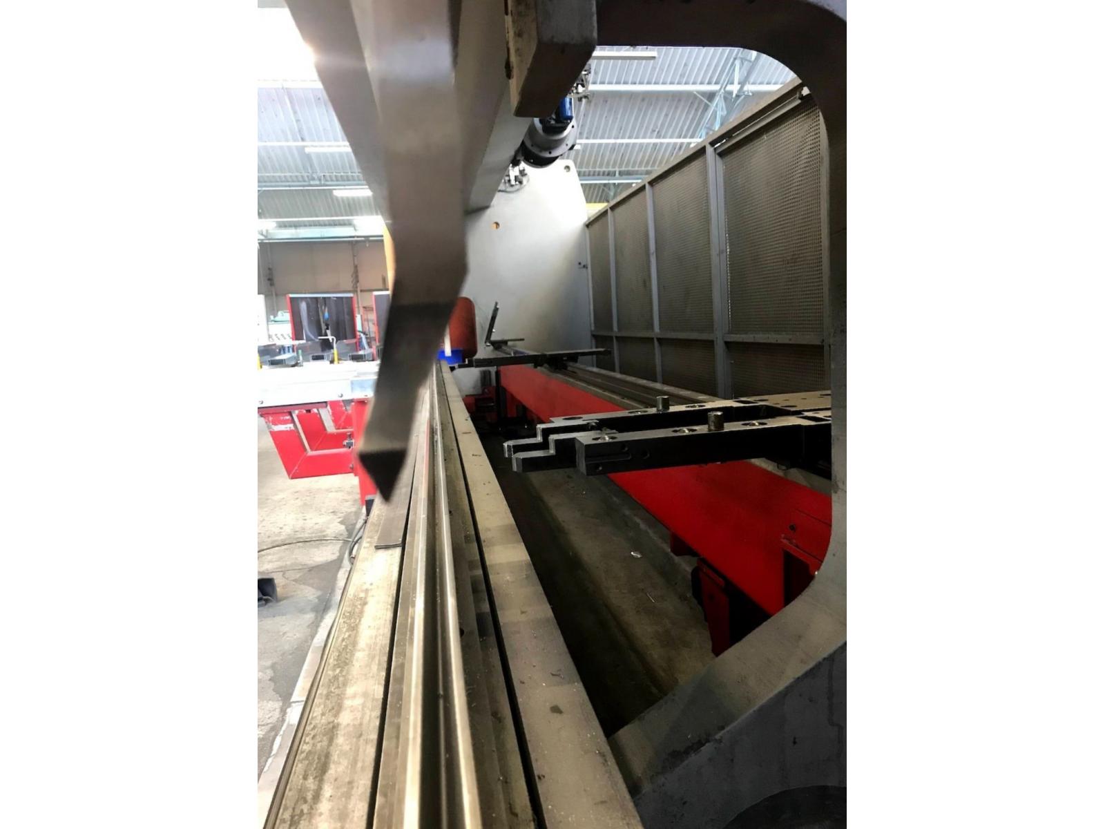 Pressapiegatrice Beyeler del 2002 a cnc 7.200 mm x 200  ton